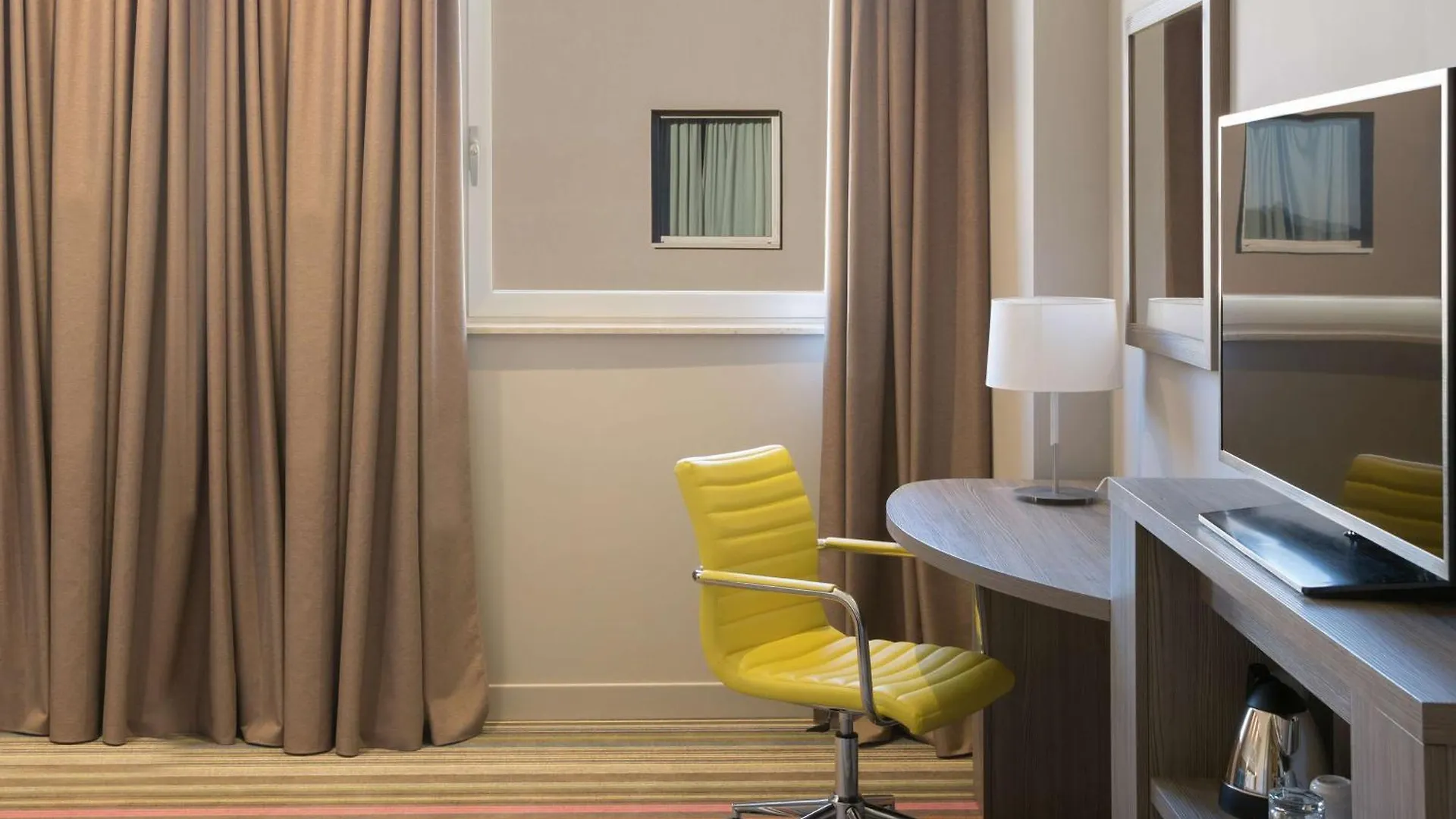 Hampton By Hilton Rome East Hotell 3*,